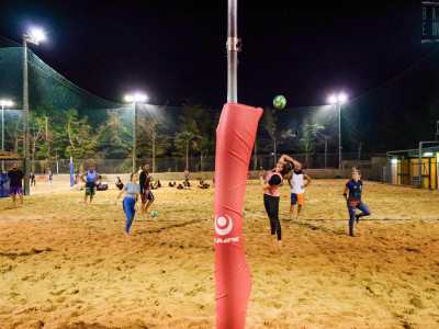Quando arriviamo al centro sportivo, ci dirigiamo subito verso l�area destinata al beach volley. � dotata di quattro campi, tutti in sabbia, ben delimitati e �tagliati� a met� da una rete issata su due pali